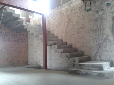 Г-образная лестница, с фигурным низом (зеркальная) с 2 площадками и пригласительной ступенью.
